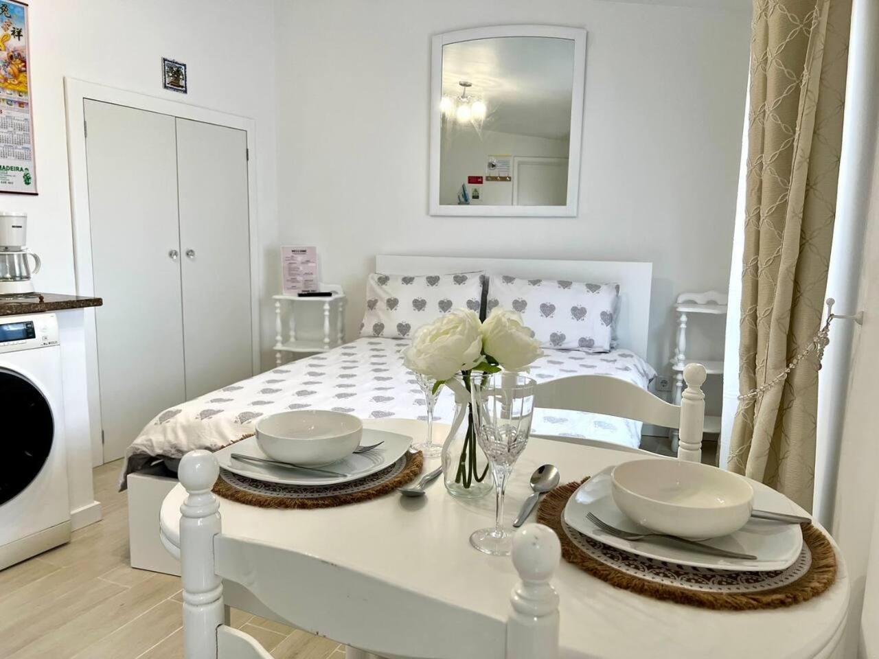 Modern Minimalist Studio With Essential Comfort Funchal  Zewnętrze zdjęcie