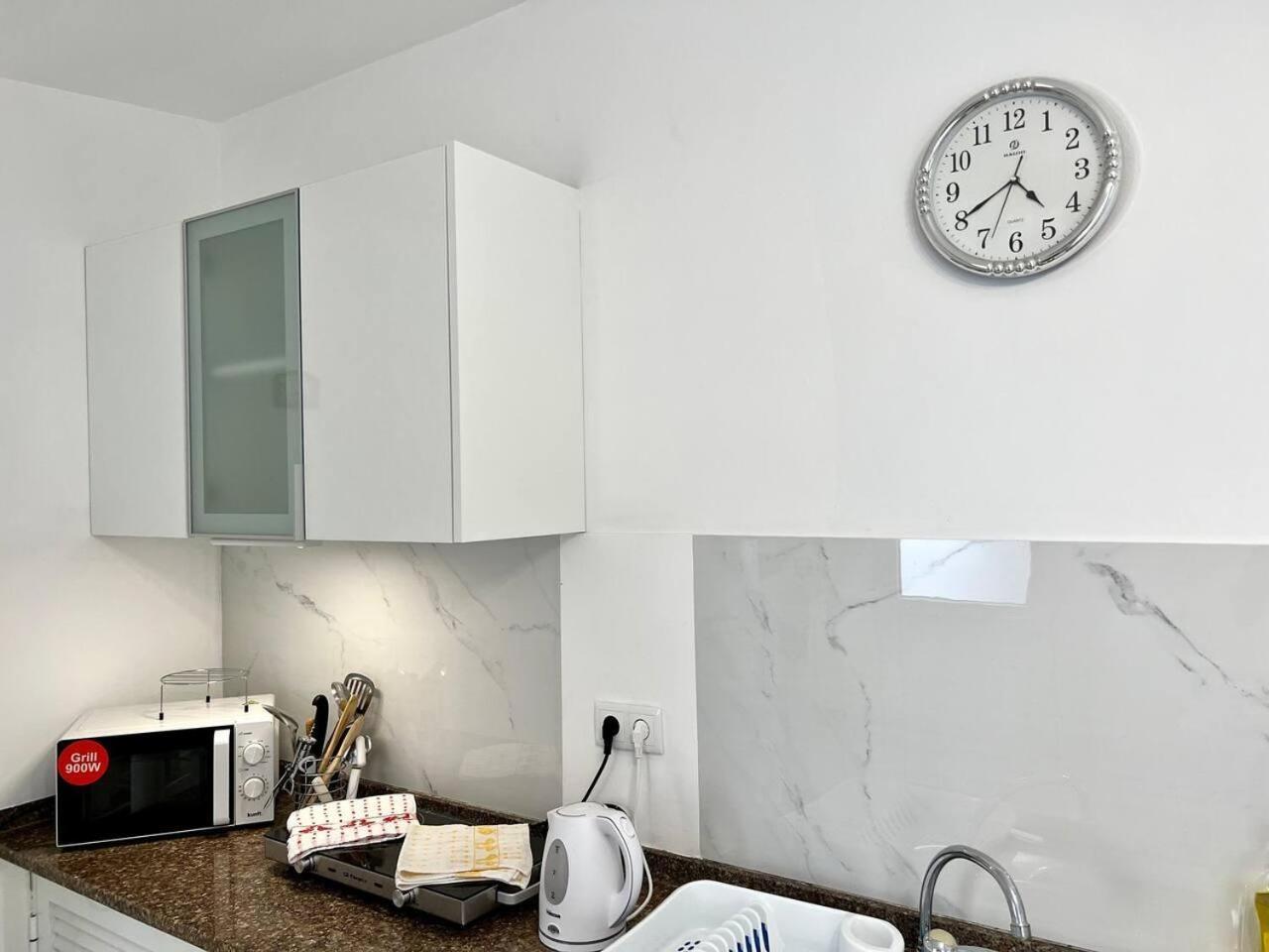 Modern Minimalist Studio With Essential Comfort Funchal  Zewnętrze zdjęcie