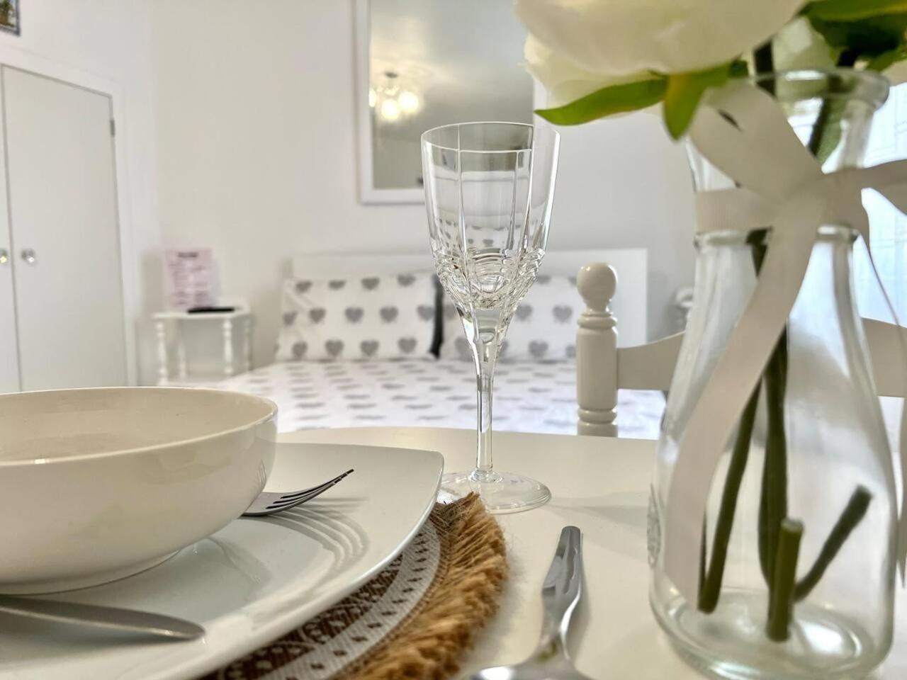 Modern Minimalist Studio With Essential Comfort Funchal  Zewnętrze zdjęcie