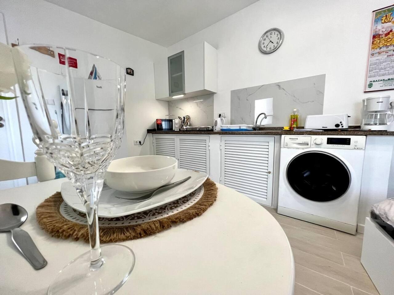 Modern Minimalist Studio With Essential Comfort Funchal  Zewnętrze zdjęcie