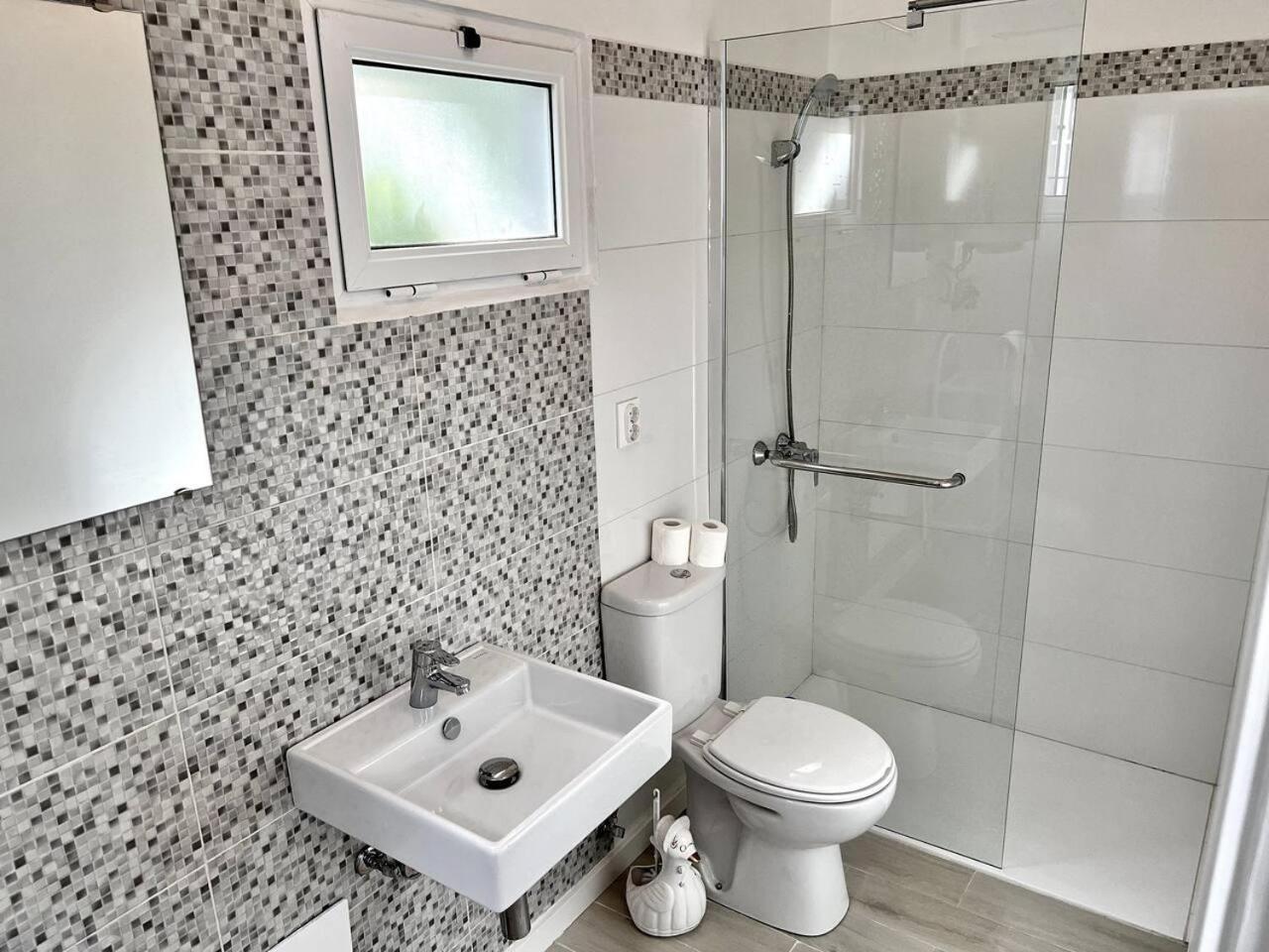 Modern Minimalist Studio With Essential Comfort Funchal  Zewnętrze zdjęcie