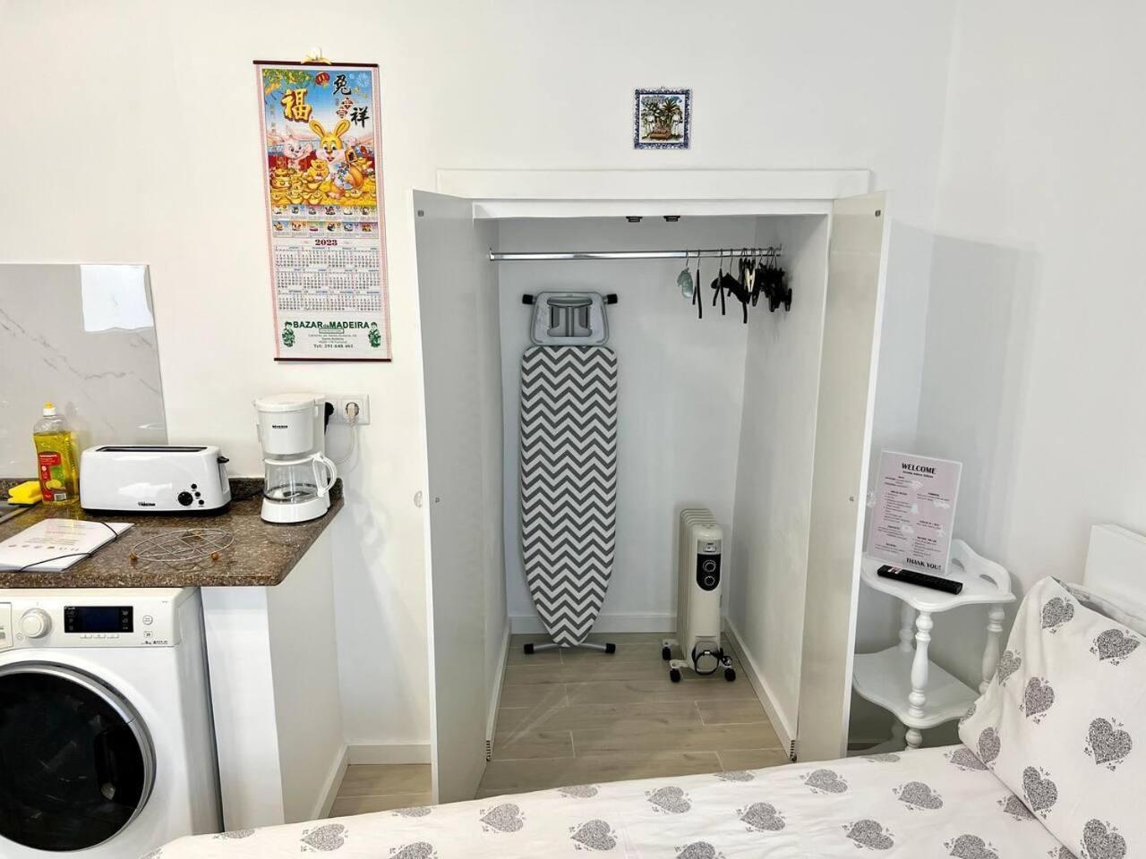 Modern Minimalist Studio With Essential Comfort Funchal  Zewnętrze zdjęcie