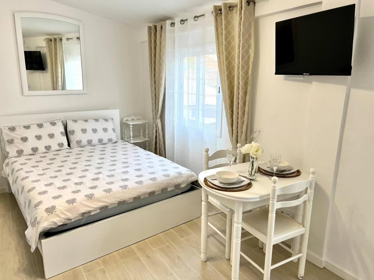 Modern Minimalist Studio With Essential Comfort Funchal  Zewnętrze zdjęcie