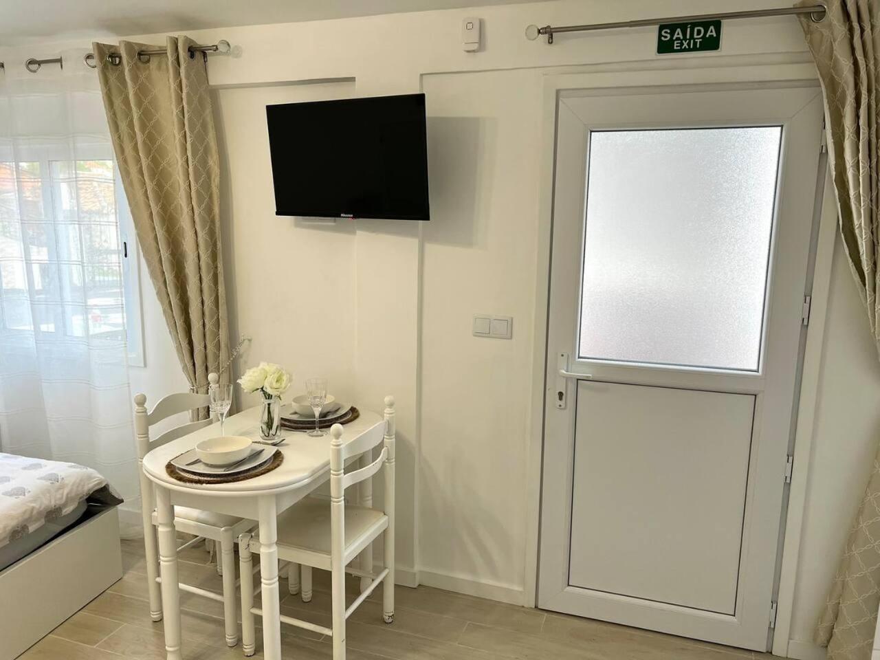 Modern Minimalist Studio With Essential Comfort Funchal  Zewnętrze zdjęcie