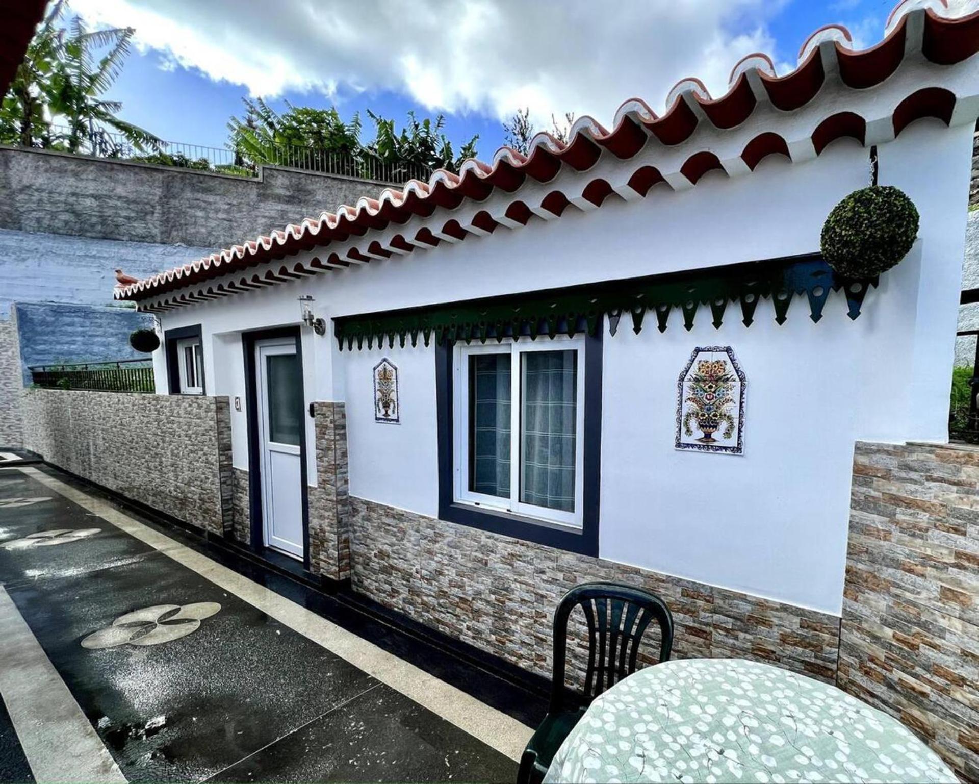 Modern Minimalist Studio With Essential Comfort Funchal  Zewnętrze zdjęcie